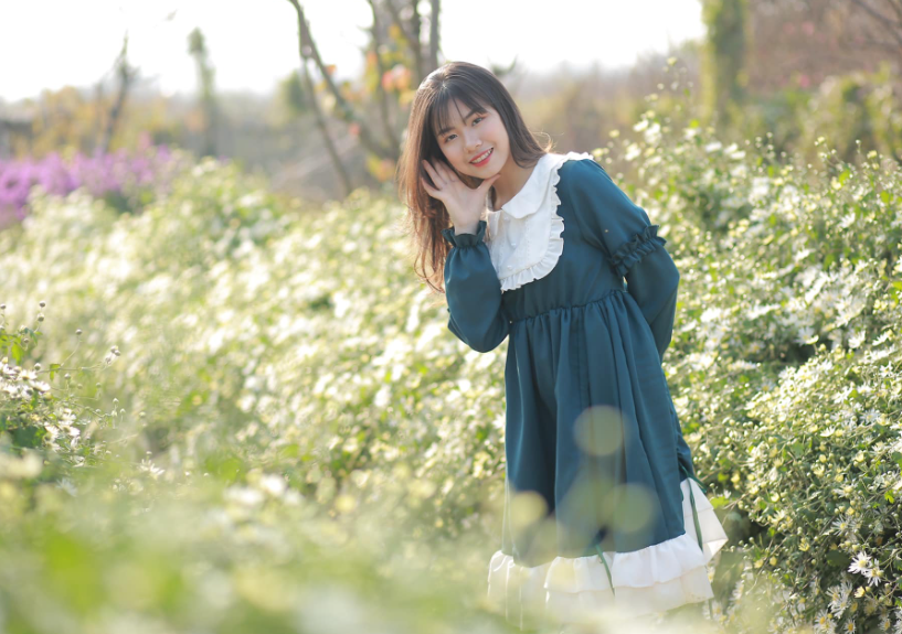 Thướt tha yêu kiều như Alice đi dạo thăm vườn hoa