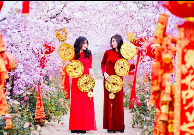 Chiếc cổng vòm được kết từ hoa đào tươi.
