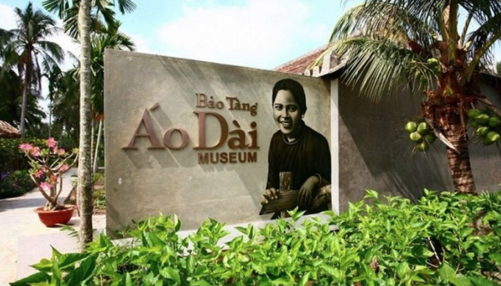 (Cửa vào bảo tàng Áo Dài mang đậm chất nghệ thuật - văn hoá Việt)