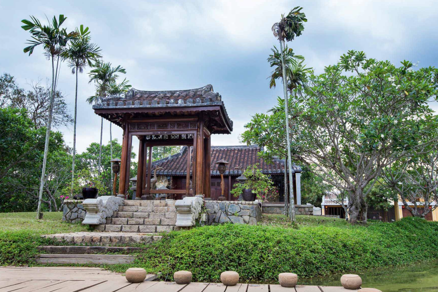 (Khu vực khuôn viên bảo tàng được chăm chút kỹ càng)
